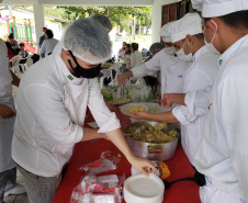A empresa Portos do Paraná retomou nesta quinta-feira (11) o Porto em Ação após o avanço da vacinação contra a Covid-19 no Estado. O evento aconteceu na cozinha comunitária da comunidade Piaçaguera e contemplou também os moradores da Ilha de Amparo, que participaram de um almoço de integração e tiveram acesso a vouchers de consulta, teste de glicemia, aferição de glicose, além de corte de cabelo, kits de jogos lúdicos, atividades físicas e orientações da Marinha do Brasil e da Unidade de Segurança Portuária