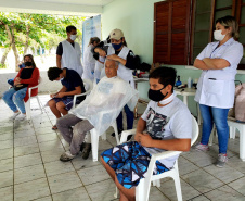 A empresa Portos do Paraná retomou nesta quinta-feira (11) o Porto em Ação após o avanço da vacinação contra a Covid-19 no Estado. O evento aconteceu na cozinha comunitária da comunidade Piaçaguera e contemplou também os moradores da Ilha de Amparo, que participaram de um almoço de integração e tiveram acesso a vouchers de consulta, teste de glicemia, aferição de glicose, além de corte de cabelo, kits de jogos lúdicos, atividades físicas e orientações da Marinha do Brasil e da Unidade de Segurança Portuária