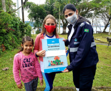 A empresa Portos do Paraná retomou nesta quinta-feira (11) o Porto em Ação após o avanço da vacinação contra a Covid-19 no Estado. O evento aconteceu na cozinha comunitária da comunidade Piaçaguera e contemplou também os moradores da Ilha de Amparo, que participaram de um almoço de integração e tiveram acesso a vouchers de consulta, teste de glicemia, aferição de glicose, além de corte de cabelo, kits de jogos lúdicos, atividades físicas e orientações da Marinha do Brasil e da Unidade de Segurança Portuária