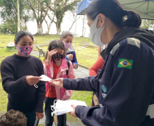 A empresa Portos do Paraná retomou nesta quinta-feira (11) o Porto em Ação após o avanço da vacinação contra a Covid-19 no Estado. O evento aconteceu na cozinha comunitária da comunidade Piaçaguera e contemplou também os moradores da Ilha de Amparo, que participaram de um almoço de integração e tiveram acesso a vouchers de consulta, teste de glicemia, aferição de glicose, além de corte de cabelo, kits de jogos lúdicos, atividades físicas e orientações da Marinha do Brasil e da Unidade de Segurança Portuária