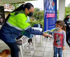 A empresa Portos do Paraná retomou nesta quinta-feira (11) o Porto em Ação após o avanço da vacinação contra a Covid-19 no Estado. O evento aconteceu na cozinha comunitária da comunidade Piaçaguera e contemplou também os moradores da Ilha de Amparo, que participaram de um almoço de integração e tiveram acesso a vouchers de consulta, teste de glicemia, aferição de glicose, além de corte de cabelo, kits de jogos lúdicos, atividades físicas e orientações da Marinha do Brasil e da Unidade de Segurança Portuária