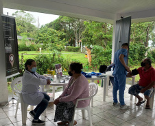 A empresa Portos do Paraná retomou nesta quinta-feira (11) o Porto em Ação após o avanço da vacinação contra a Covid-19 no Estado. O evento aconteceu na cozinha comunitária da comunidade Piaçaguera e contemplou também os moradores da Ilha de Amparo, que participaram de um almoço de integração e tiveram acesso a vouchers de consulta, teste de glicemia, aferição de glicose, além de corte de cabelo, kits de jogos lúdicos, atividades físicas e orientações da Marinha do Brasil e da Unidade de Segurança Portuária