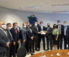 O governador Carlos Massa Ratinho Junior entregou nesta quarta-feira (24), ao presidente do Instituto Brasileiro do Meio Ambiente e dos Recursos Naturais Renováveis (Ibama), Eduardo Bin, o Relatório de Impacto Ambiental (RIMA) do projeto da Nova Ferroeste. Ele e o governador do Mato Grosso do Sul, Reinaldo Azambuja, se reuniram com técnicos do órgão ambiental em Brasília para tratar do empreendimento. - Curitiba, 24/11/2021 - Foto: IBAMA