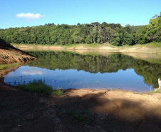 Em força-tarefa, o Instituto Água e Terra (IAT) apreendeu equipamentos de pesca irregular e se deparou com crimes ambientais ao longo da Represa do Capivari, em Campina Grande do Sul, na Região Metropolitana de Curitiba (RMC). - Curitiba, 19/11/2021 - Foto: IAT