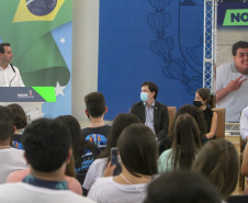 Governador do Paraná, Carlos Massa Ratinho Junior e o Secretario da Educação, Renato Feder participam do projeto Ganhando o Mundo. 