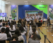 Governador do Paraná, Carlos Massa Ratinho Junior e o Secretario da Educação, Renato Feder participam do projeto Ganhando o Mundo. 