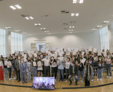 Governador do Paraná, Carlos Massa Ratinho Junior e o Secretario da Educação, Renato Feder participam do projeto Ganhando o Mundo. 