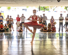 Os grupos de dança do Centro Cultural Teatro Guaíra – Balé Guaíra, G2 e Escola de Dança – se apresentam neste sábado (04),  no vão livre do Museu Oscar Niemeyer (MON). 