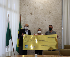 Fazenda entrega prêmio máximo do Nota Paraná para aposentada de Curitiba 