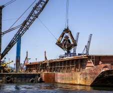 Etapa de detonação da derrocagem do canal de acesso do Porto de Paranaguá é concluída