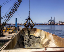 Etapa de detonação da derrocagem do canal de acesso do Porto de Paranaguá é concluída