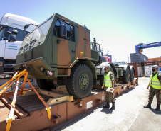 O Exército Brasileiro recebeu, na última terça-feira (30), seis novos caminhões da marca Tatra 8x8 com portadas IRB importados. Os veículos militares foram desembarcados na TCP - Terminal de Contêineres de Paranaguá, no Porto de Paranaguá. Fabricadas na República Tcheca, as viaturas foram embarcadas em porto alemão. Chegaram em Paranaguá em contêineres Flat Rack no navio Cap San Lorenzo.