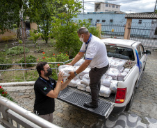 Em ação solidária de Natal, Portos do Paraná doa presentes e cestas básicas