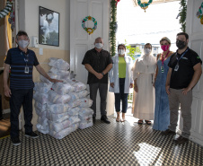 Em ação solidária de Natal, Portos do Paraná doa presentes e cestas básicas