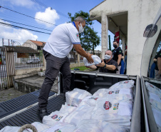 Em ação solidária de Natal, Portos do Paraná doa presentes e cestas básicas
