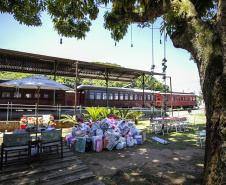 Em ação solidária de Natal, Portos do Paraná doa presentes e cestas básicas