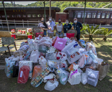 Em ação solidária de Natal, Portos do Paraná doa presentes e cestas básicas