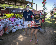 Em ação solidária de Natal, Portos do Paraná doa presentes e cestas básicas
