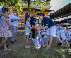 Em ação solidária de Natal, Portos do Paraná doa presentes e cestas básicas