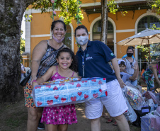 Em ação solidária de Natal, Portos do Paraná doa presentes e cestas básicas