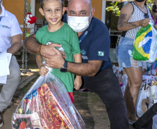 Em ação solidária de Natal, Portos do Paraná doa presentes e cestas básicas