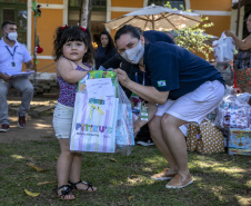Em ação solidária de Natal, Portos do Paraná doa presentes e cestas básicas