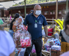 Em ação solidária de Natal, Portos do Paraná doa presentes e cestas básicas