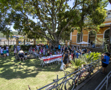 Em ação solidária de Natal, Portos do Paraná doa presentes e cestas básicas