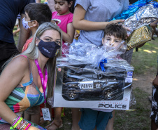 Em ação solidária de Natal, Portos do Paraná doa presentes e cestas básicas