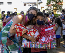 Em ação solidária de Natal, Portos do Paraná doa presentes e cestas básicas
