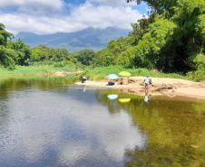 Sanepar retira cerca de 500 quilos de resíduos das margens do Rio Nhundiaquara em Morretes 