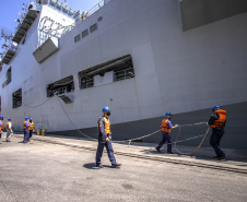 Porto de Paranaguá recebe fragata e navio-aeródromo da Marinha