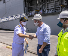 Porto de Paranaguá recebe fragata e navio-aeródromo da Marinha