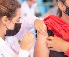 Mais de 100 alunos da UEPG aplicam doses em mutirão da vacinação contra Covid-19