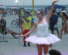 Com acrobacias, fogo e palhaçadas, Caravana Cultural encanta veranistas nas praias paranaenses