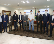 O governador Carlos Massa Ratinho Junior se reuniu nesta segunda-feira (24) com a diretoria do Terminal de Contêineres de Paranaguá (TCP) para apresentar os projetos em andamento do Governo do Estado para ampliar e modernizar a estrutura de exportações pelo Porto de Paranaguá. 