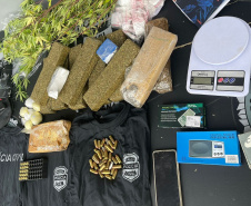 Em operação na Grande Curitiba, PCPR apreende uniformes falsos da polícia e drogas do crime organizado