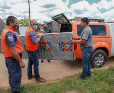 Nesta manhã de quarta-feira, a Defesa Civil Estadual esteve no município de Fazenda Rio Grande para entregar materiais de ajuda humanitária que auxiliarão as pessoas afetadas a se recomporem. - Fazenda Rio Grande, 19/01/2022