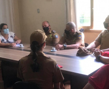 População de Guaraqueçaba afetada pelos alagamentos recebe ajuda da Polícia Militar 