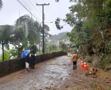 População de Guaraqueçaba afetada pelos alagamentos recebe ajuda da Polícia Militar 