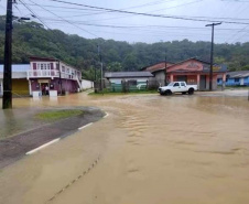 População de Guaraqueçaba afetada pelos alagamentos recebe ajuda da Polícia Militar 