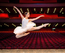 Aluna da Escola de Dança Teatro Guaíra vai representar Brasil em competição internacional
