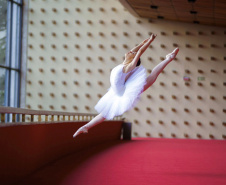 Aluna da Escola de Dança Teatro Guaíra vai representar Brasil em competição internacional