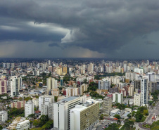 Tempo instável no Paraná traz chuvas e tempestade para o fim de semana