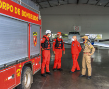 Governo do Paraná envia 10 bombeiros e quatro cães para buscas a desaparecidos em Petrópolis
