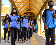 Os alunos do Colégio Estadual William Madi, de Cornélio Procópio, no Norte do Estado, finalmente têm uma escola para chamar de sua. Uma das 14 unidades que foram alvo da Operação Quadro Negro, a nova sede da escola foi entregue nesta quinta-feira (17) pelo governador Carlos Massa Ratinho Junior. 