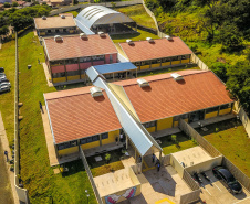 Os alunos do Colégio Estadual William Madi, de Cornélio Procópio, no Norte do Estado, finalmente têm uma escola para chamar de sua. Uma das 14 unidades que foram alvo da Operação Quadro Negro, a nova sede da escola foi entregue nesta quinta-feira (17) pelo governador Carlos Massa Ratinho Junior. 