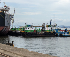 Em volume e quantidade, movimento para abastecer navios está maior no Porto de Paranaguá
