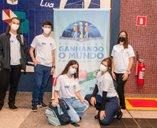 Despedida do Paraná rumo ao Canadá tem muita emoção, alegria e gratidão de estudantes e pais