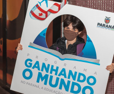 Despedida do Paraná rumo ao Canadá tem muita emoção, alegria e gratidão de estudantes e pais